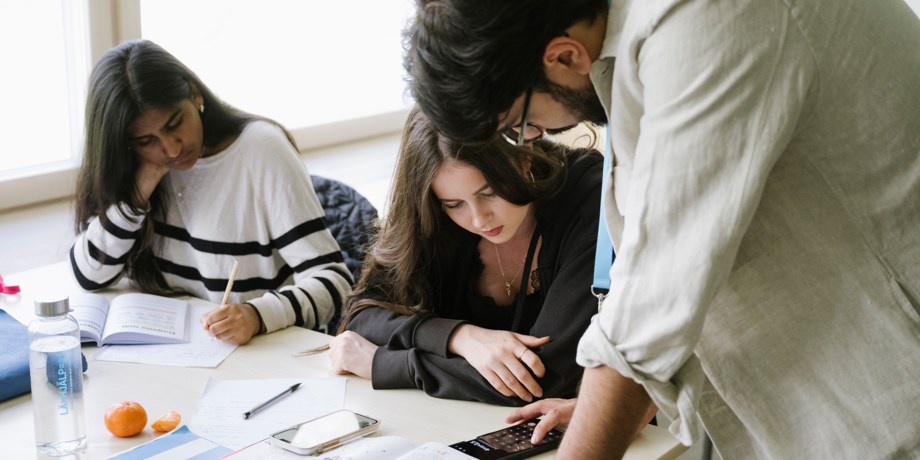 Läxhjälpare och elev.