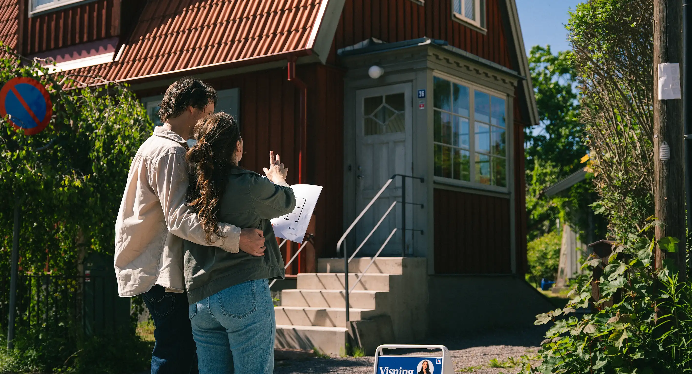 Ett par kollar på hus och funderar över ett brygglån.