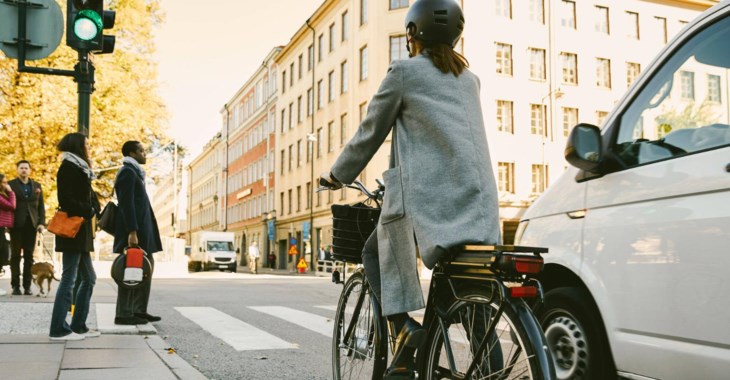 Kvinna cyklar bredvid bil inne i stan