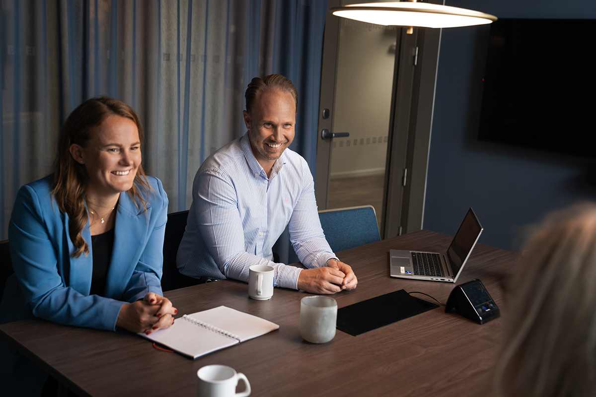 Foto av Daniel Nilsson ii möte med två kollegor på kontoret i Karlstad.