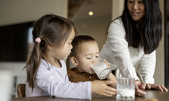 Barn som dricker mjölk