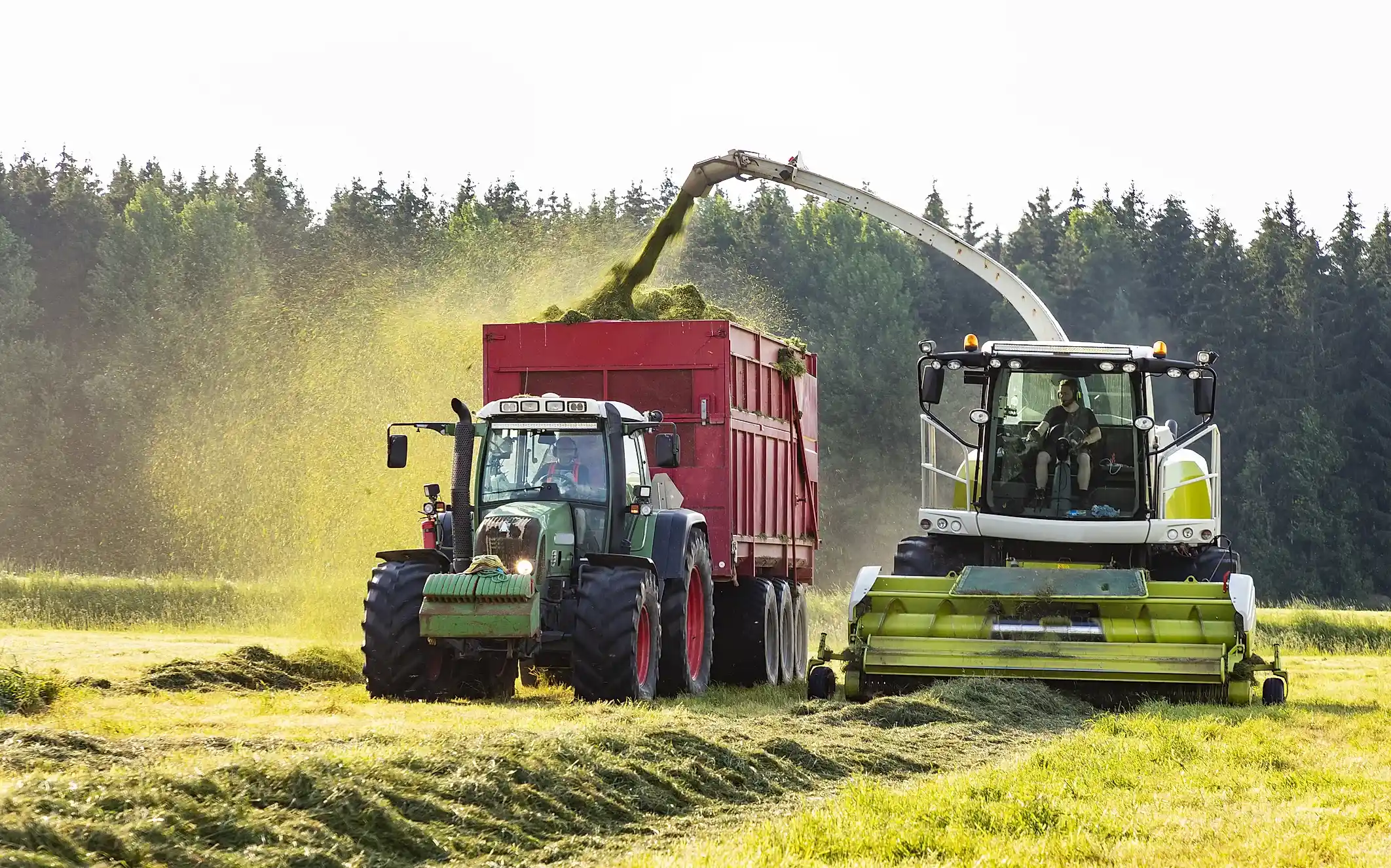 Traktor och jordbruksmaskin i arbete, fotografi.