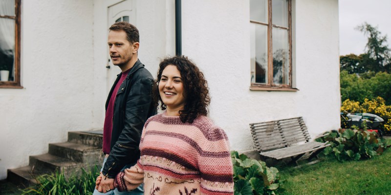 Par som håller i hand. Bild.