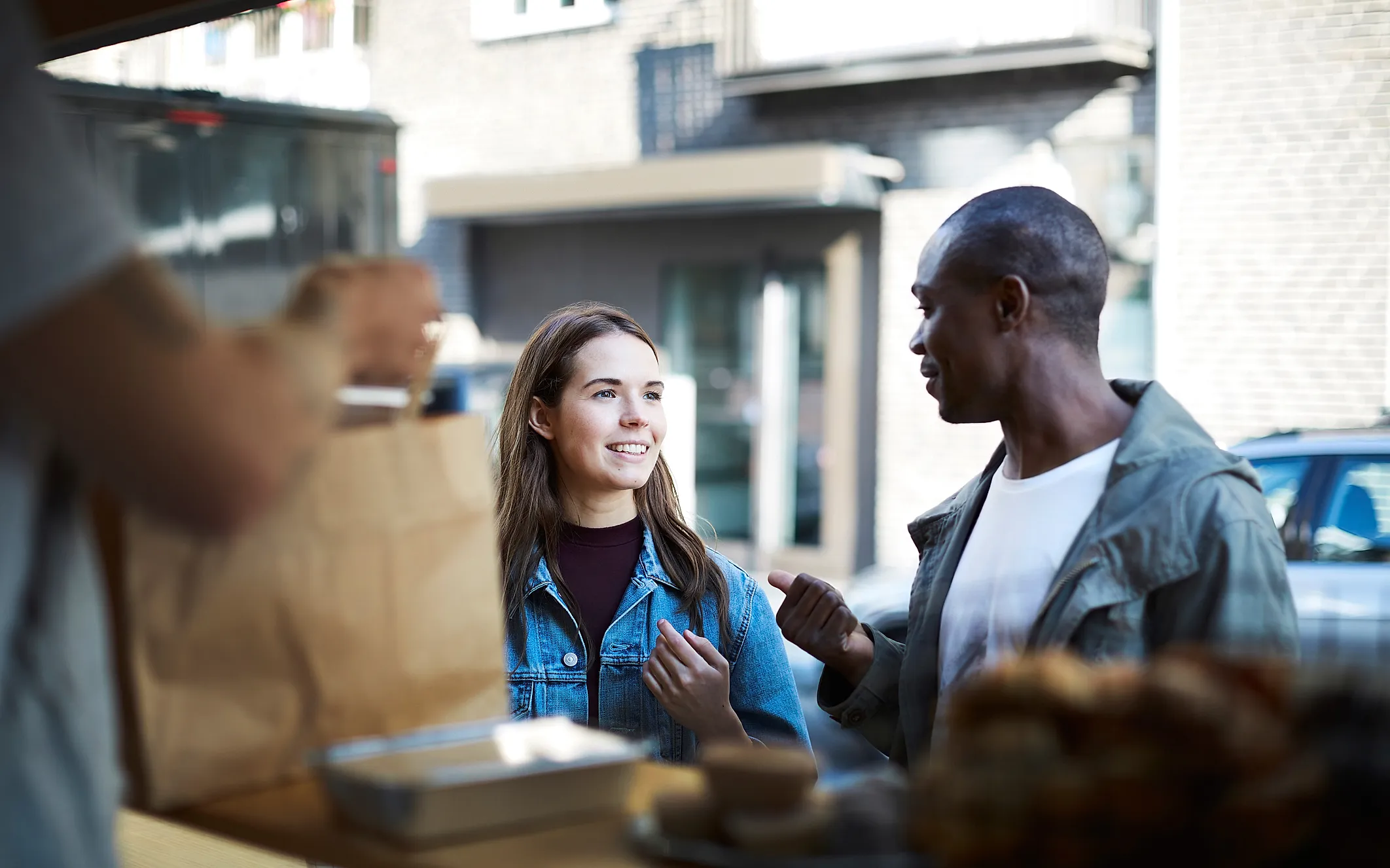 Två personer köper mat vid foodtruck.