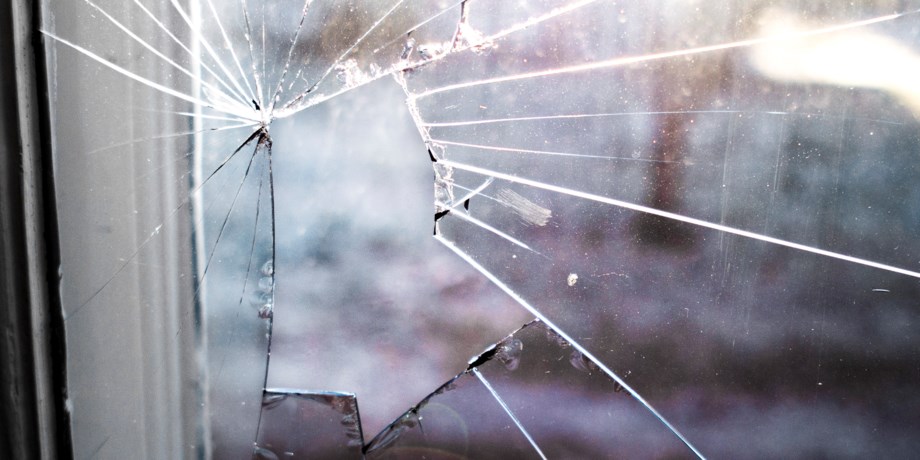 Trasig fönsterruta, foto.