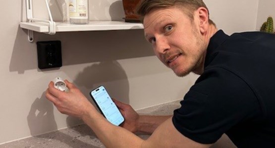 John kopplar in Alf i sitt hem