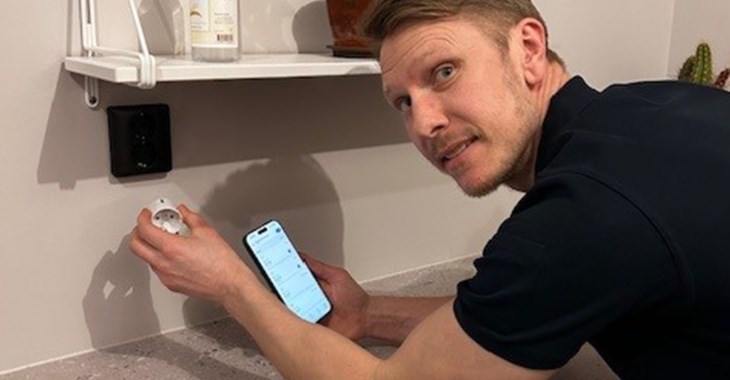 John kopplar in Alf i tvättstugan