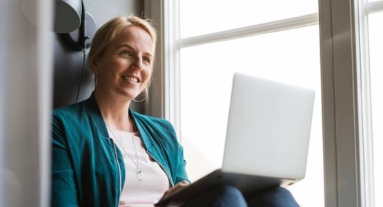 Ung man håller i en mobiltelefon