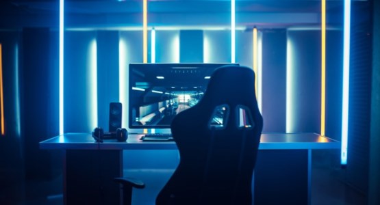 Gamingstol vid dator.