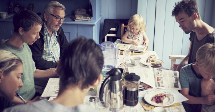 Familj äter frukost