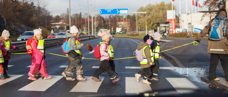 Förskolebarn går tipspromenad