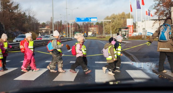 Förskolebarn i reflexvästar