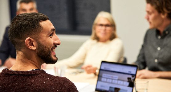 Händer som skriver på en laptops tangentbord