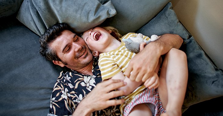 En pappa leker med sitt barn