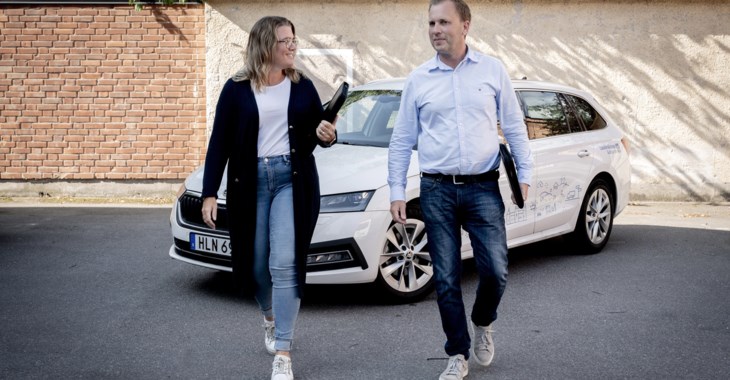 Åsa och Daniel, skadereglerare på LF Kalmar framför en LF-bil.