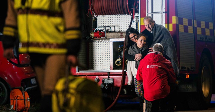 Bild på en familj vid en brandbil.