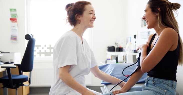 Bild på en läkare och patient som samtalar