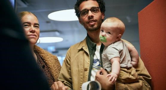 Ungt par med bebis i famnen som just fått sitt första bolån.