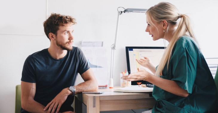 Bild på en läkare och patient som samtalar