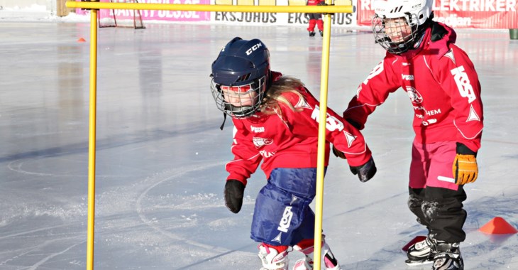 Barn som åker skridskor utomhus 