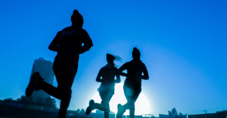 Löpare som springer på kvällen .