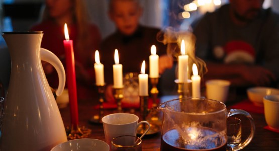 Glögg ochtända ljus i vintertid – tänk på brandsäkerheten