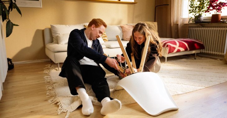 Sambos som monterar ihop en stol 