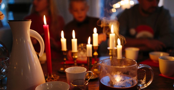 Glögg och tända ljus i vintertid – tänk på brandsäkerheten