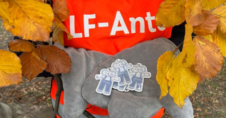 LF-Ante håller i reflexer.