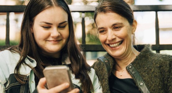 En klippa och en solnedgång.