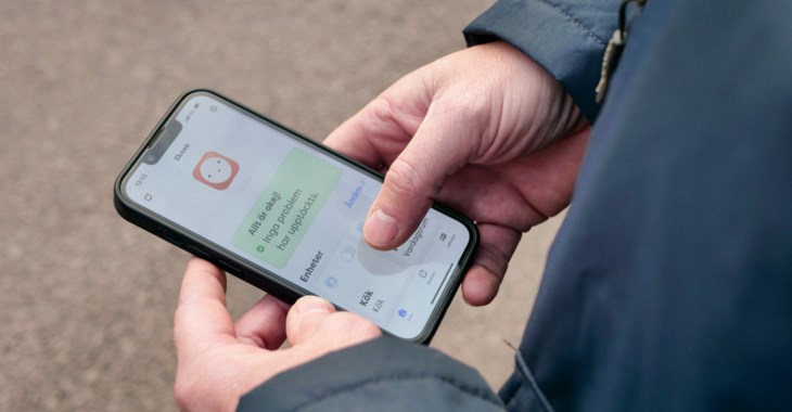 Jonas kollar i mobilen