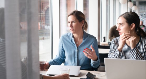 Kvinnor på möte, foto