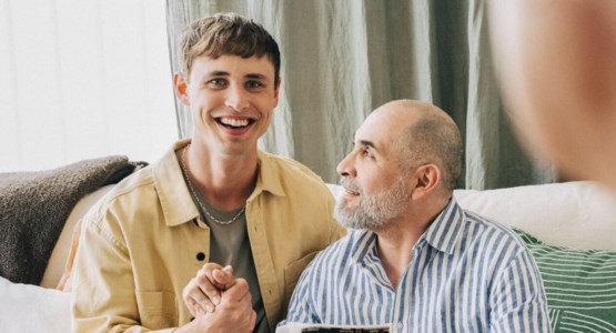 Två män skakar hand, fotografi.