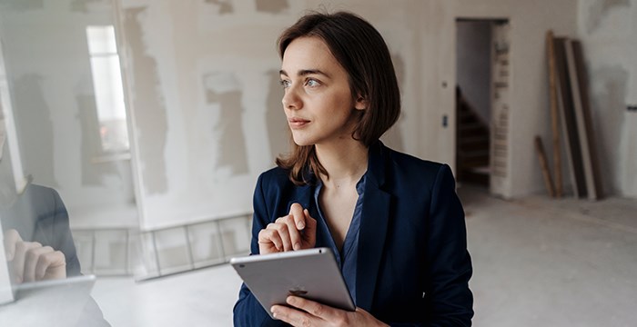 Kvinna inspekterar renovering.