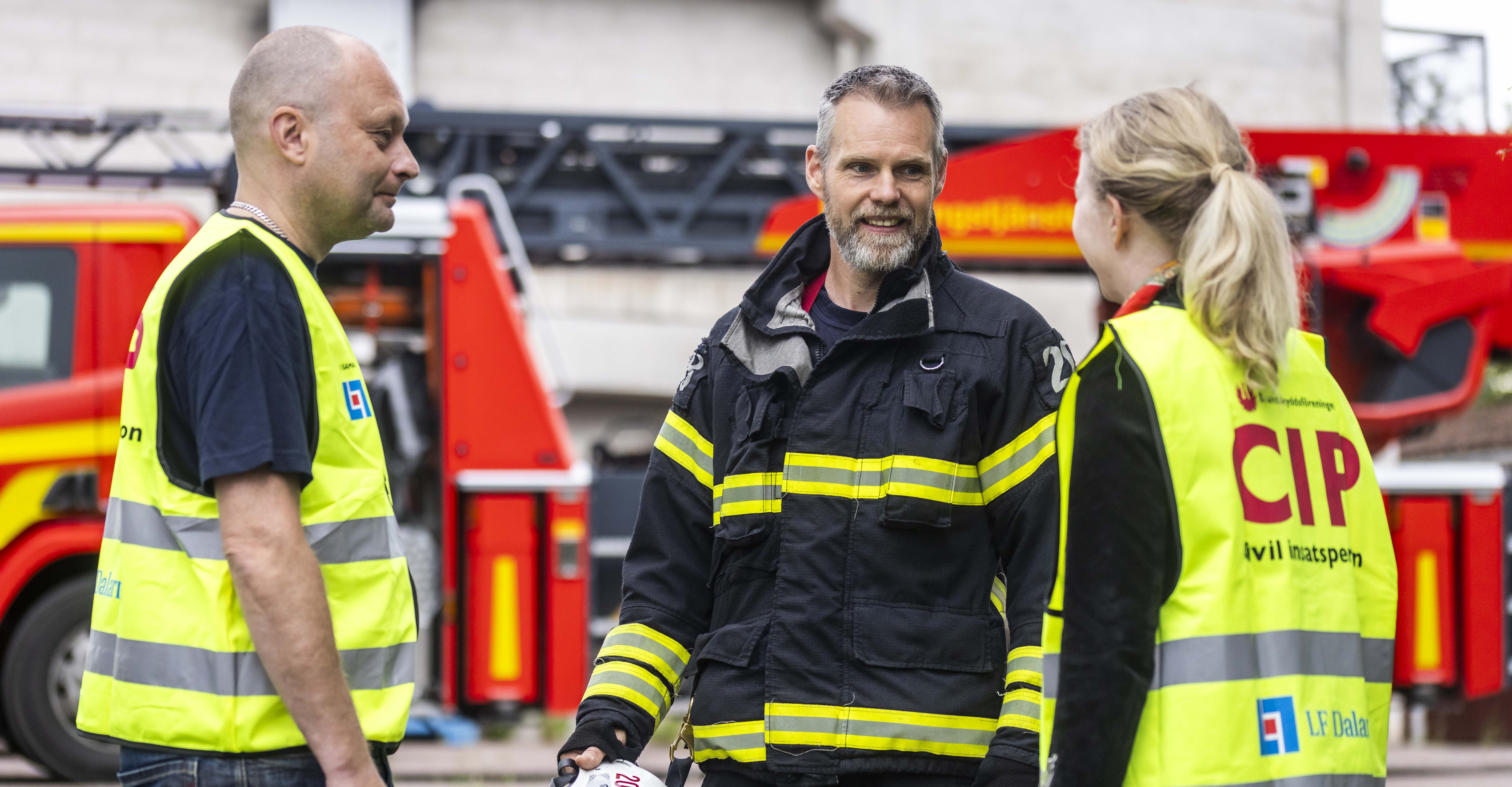 En brandman med två CIP personer 
