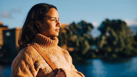 Kvinna blickar ut över vatten.