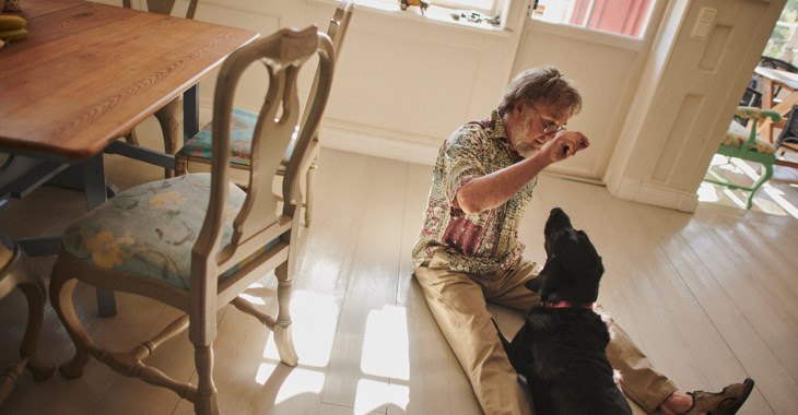 Man leker med hund inne.