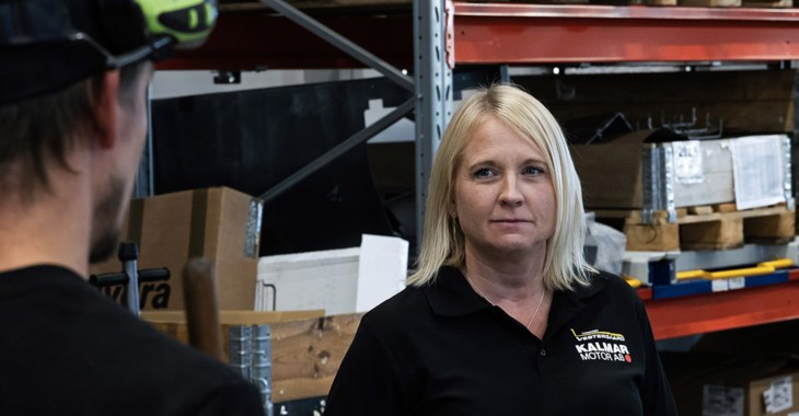 Alexandra Peterson, ekonomichef på Kalmar Motor står och pratar med en manlig medarbetare