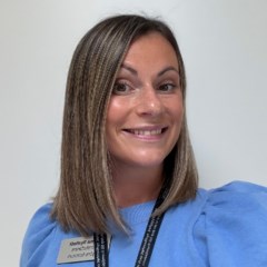 Porträtt av förskolepedagogen Emma Nystedt i blå tröja