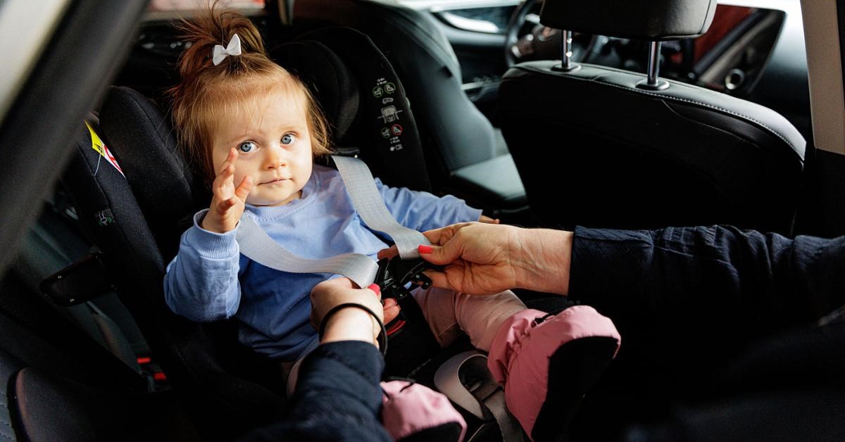 Rätt bilbarnstol för rätt ålder - Från babyskydd till bälteskudde