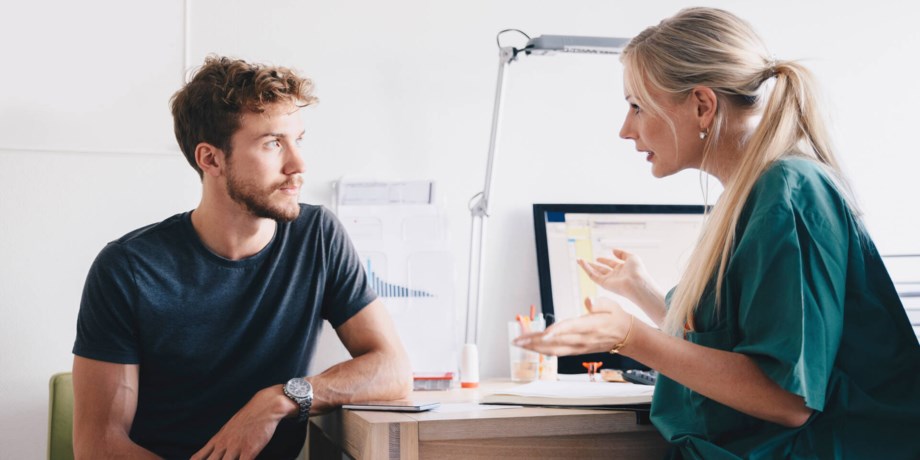Man på läkarbesök.