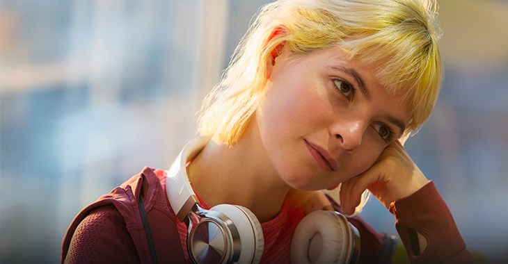 Bilden föreställer en flicka med ett headset