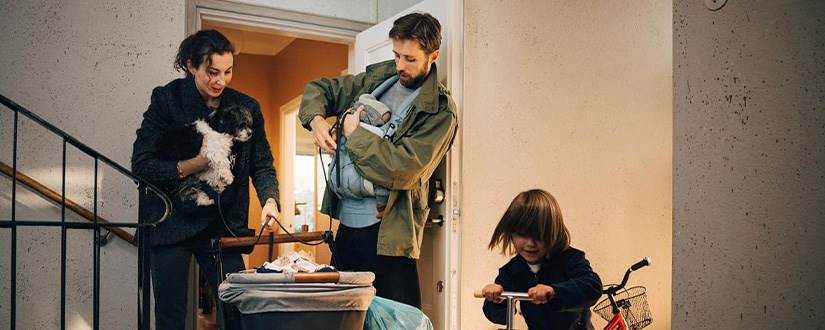  En familj på väg ut i en trappuppgång, foto.