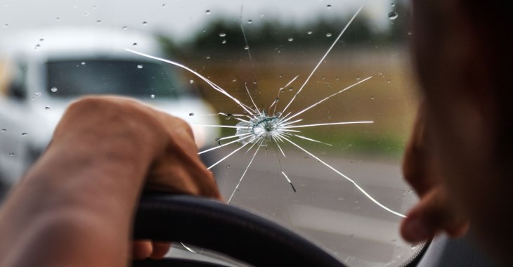 Foto på vindruta med stenskottskada.