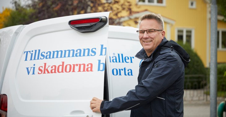 Skadedjurtekniker är på uppdrag med sin bil.