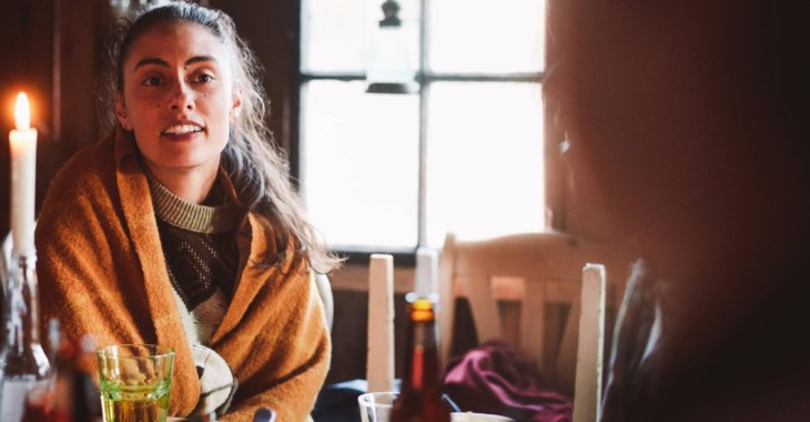 Kvinna sitter vid ett tänt ljus
