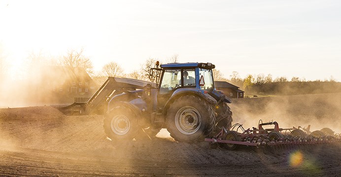 Traktor på åker