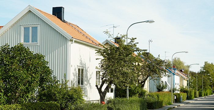 En vit hus i ett villa område.