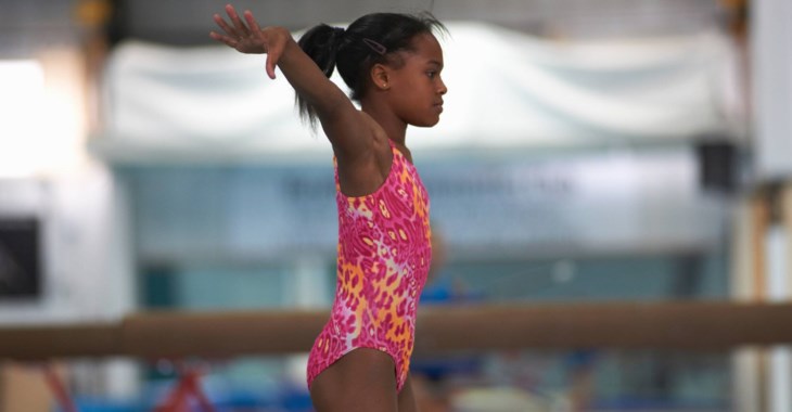 En flicka utövar gymnastik