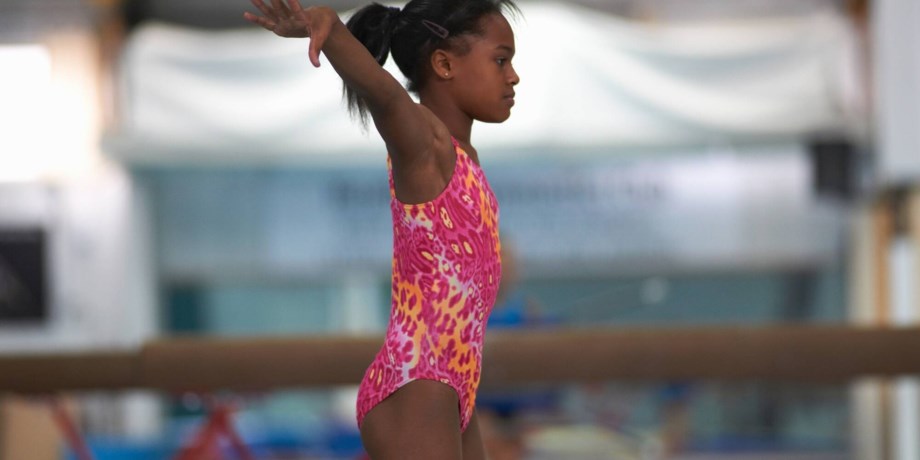 Flicka gymnastik startposition